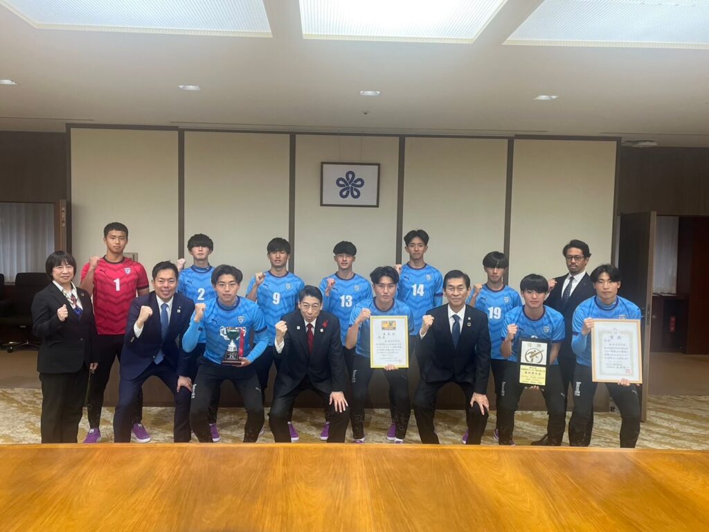 【全国大会への抱負を語る】サッカー部が福岡県知事を表敬訪問のアイキャッチ画像