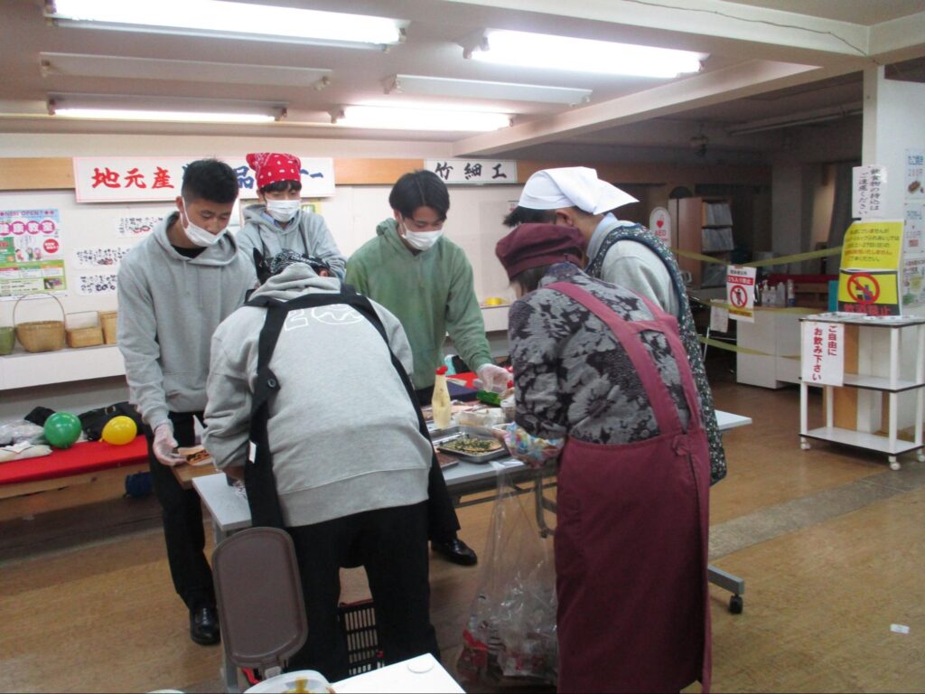 「シルバーショップふれあい」と「健康スポーツコース」の街なか学園祭コラボ出店