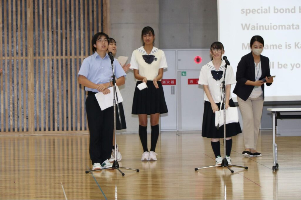 司会の特進グローバルコース2年生の冨士翔琉さん、佛原苺佳さん