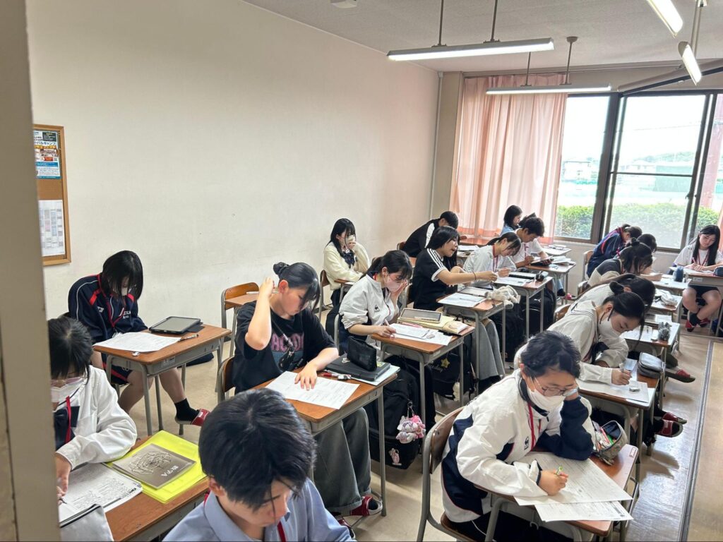 思い思いの服装で授業を受ける生徒たち