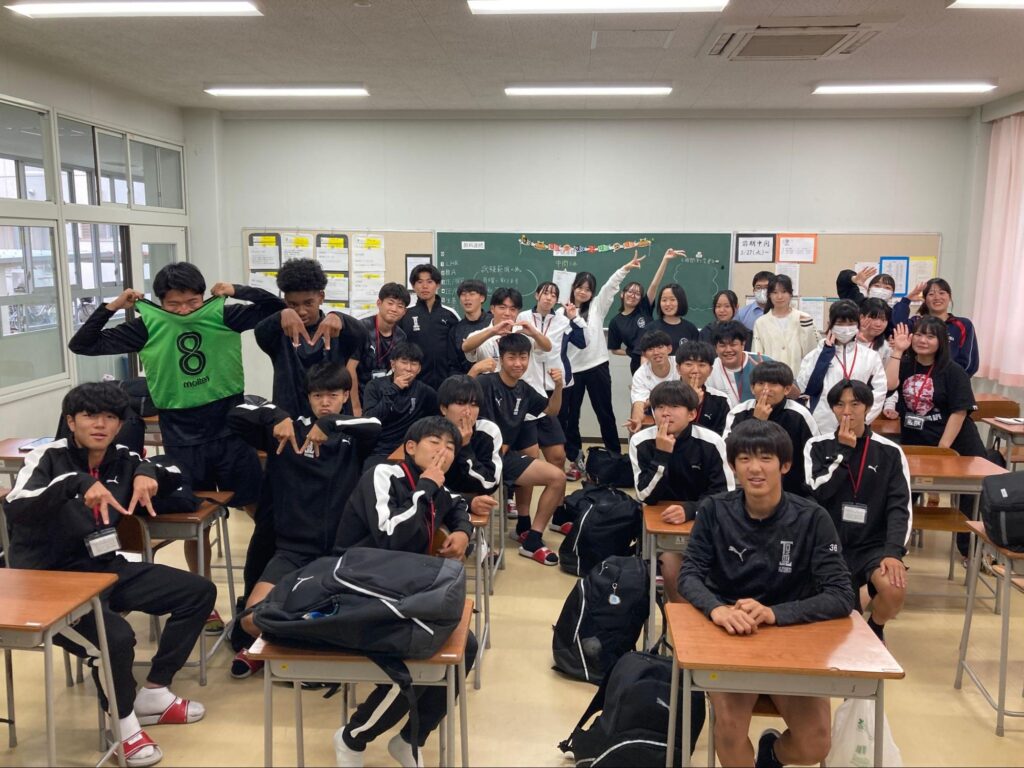 サッカー部と吹奏楽部の生徒たち
