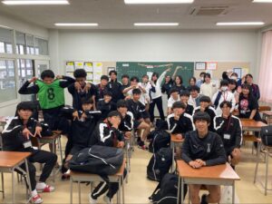 サッカー部と吹奏楽部の生徒たち