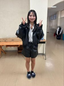 モノトーンスタイルの女子生徒