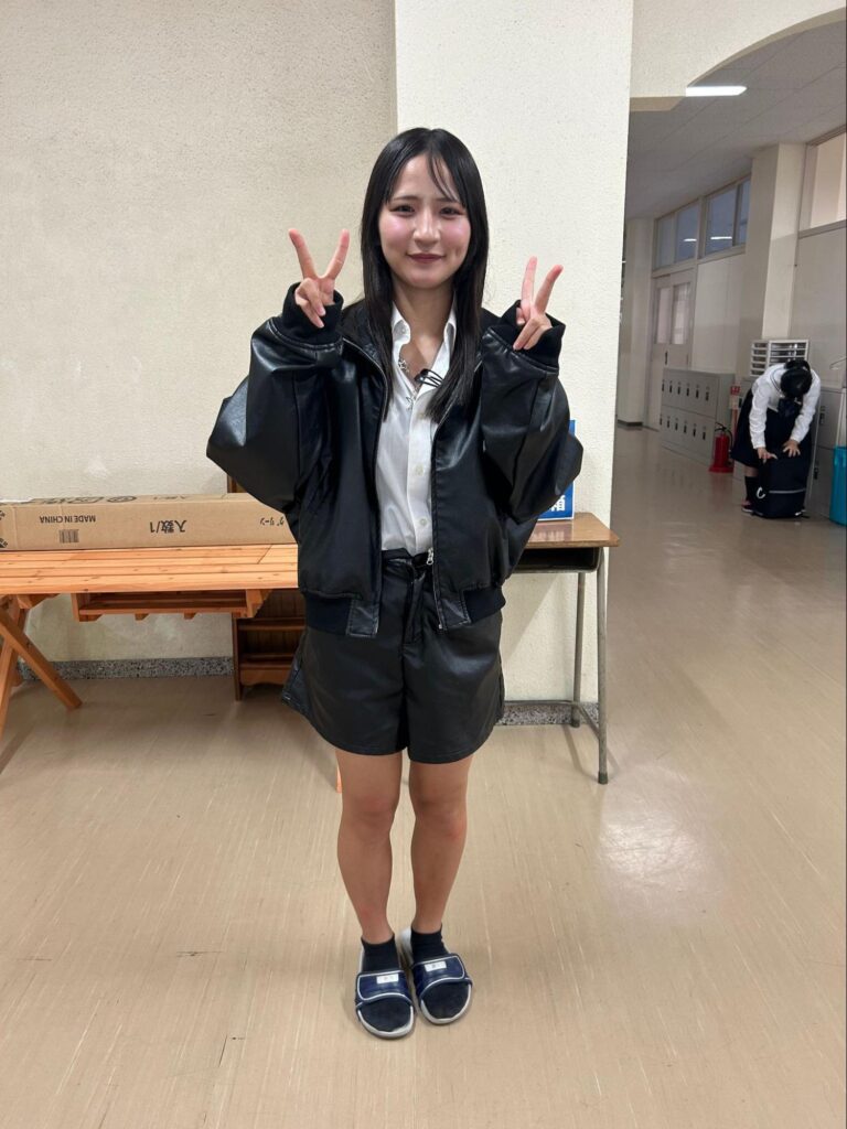 モノトーンスタイルの女子生徒