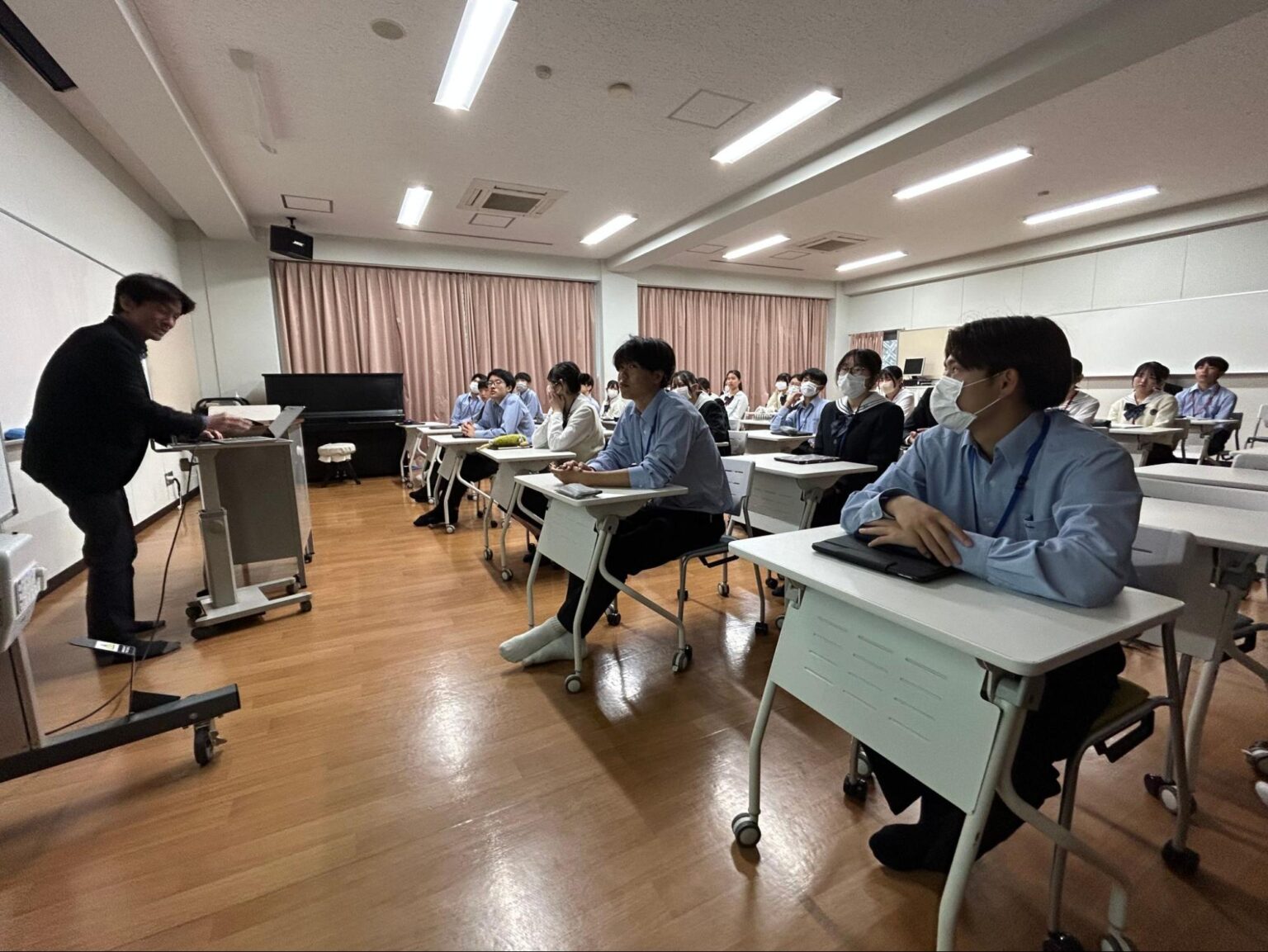 飯塚高校×九州工業大学 情報工学部との連携授業風景