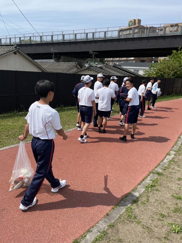 生徒会の生徒たちが補助担当となり、学校周辺を清掃