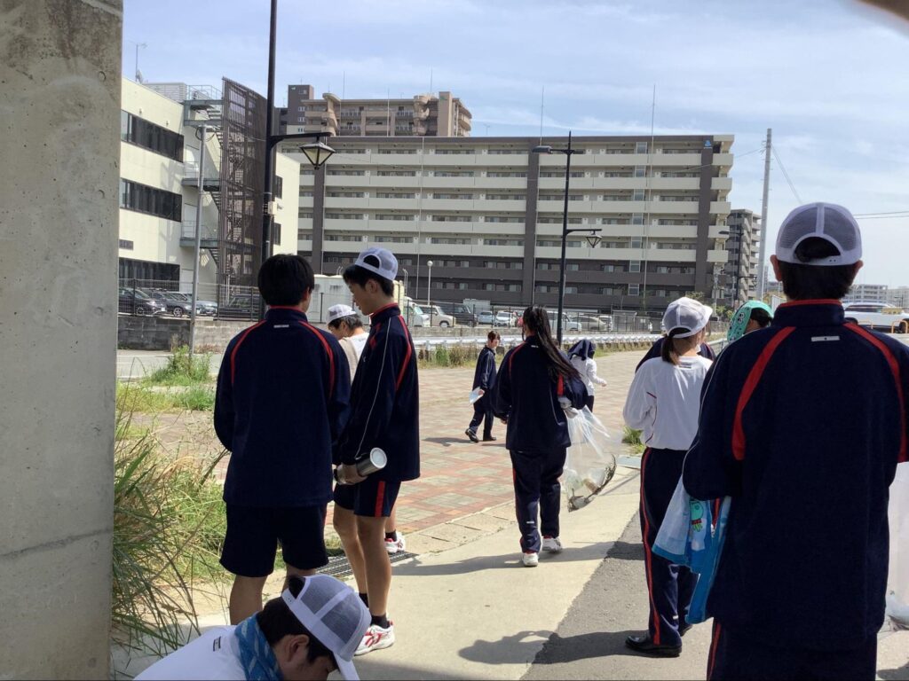 生徒会の生徒たちが補助担当となり、学校周辺を清掃