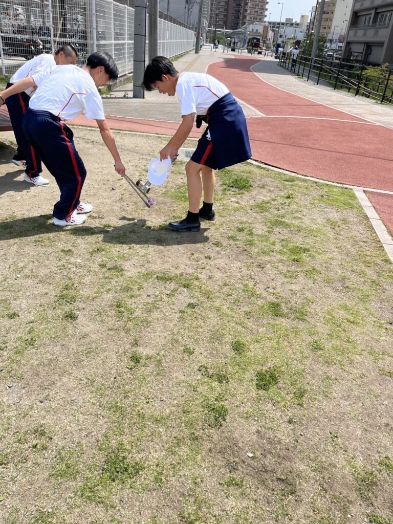 生徒会の生徒たちが補助担当となり、学校周辺を清掃
