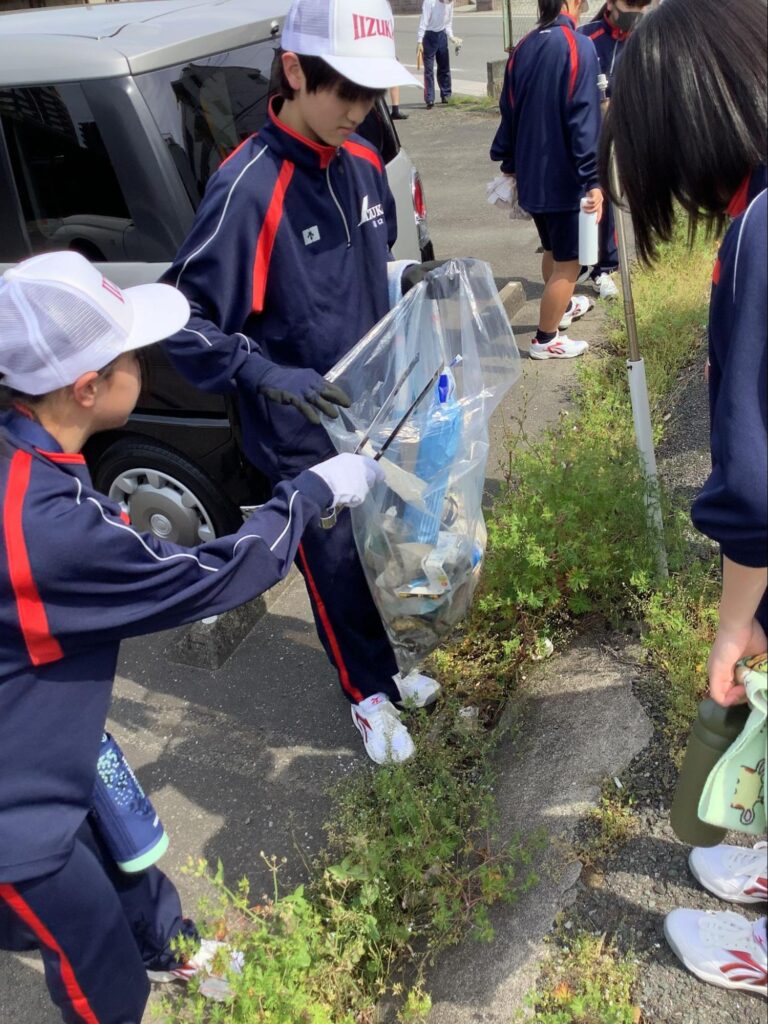 生徒会の生徒たちが補助担当となり、学校周辺を清掃