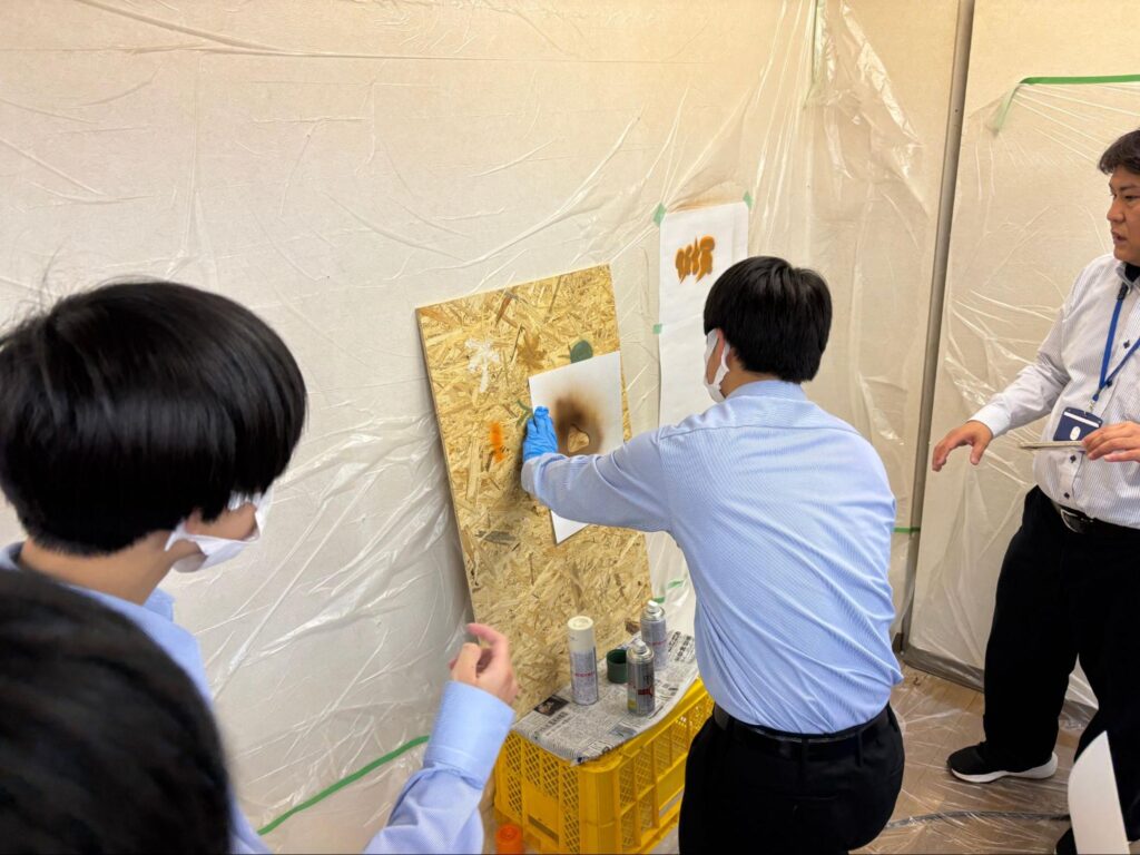 スプレーで色付けをする生徒