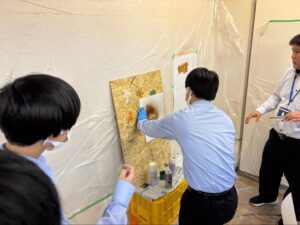 スプレーで色付けをする生徒