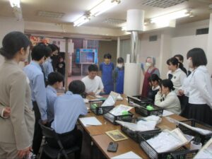 海野さんから技術を教わる生徒たち