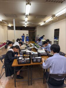版づくりに集中する生徒たち