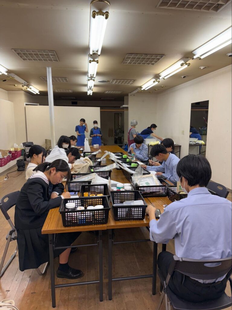 版づくりに集中する生徒たち