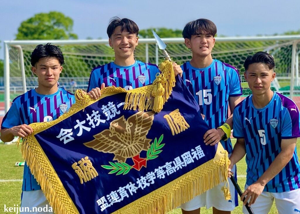 優勝旗を持つ選手4名