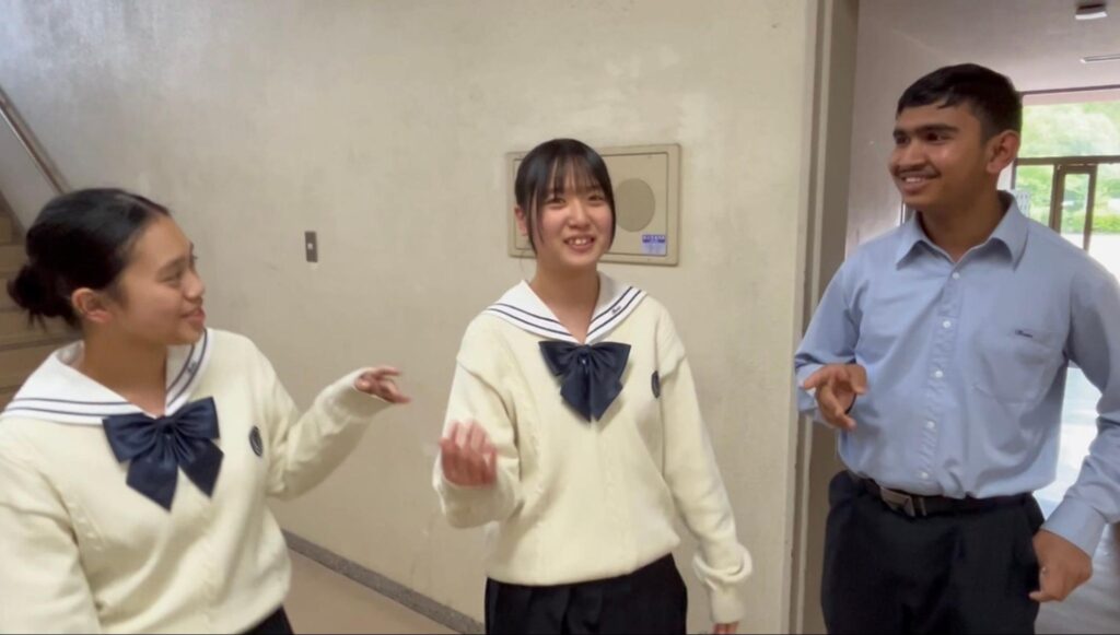 同級生の留学生と話す様子