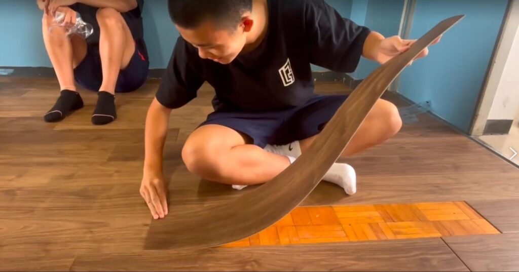 床を張り替える生徒
