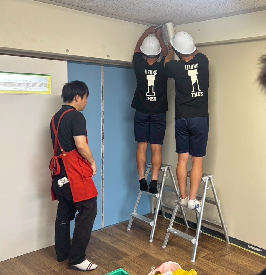 グッデイのスタッフ様からレクチャーを受けながら作業する生徒たち