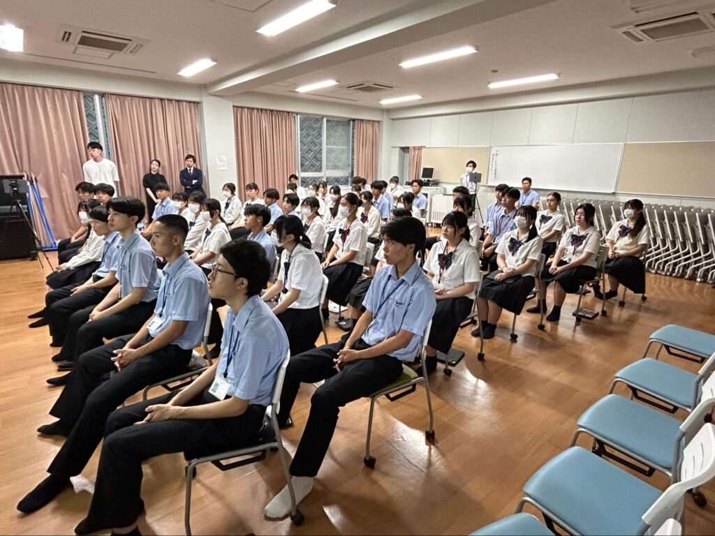 講義を聞く生徒たち