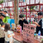 地域の子どもたちを迎える生徒たち
