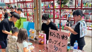 地域の子どもたちを迎える生徒たち