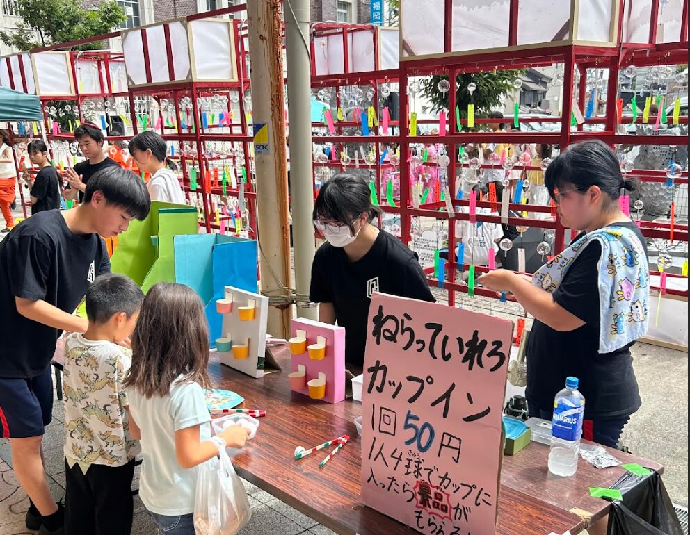 地域の子どもたちを迎える生徒たち
