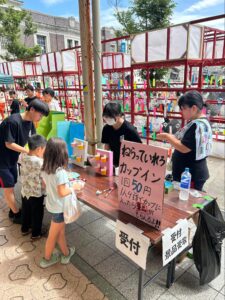 地域の子どもたちを迎える生徒たち