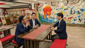 グッデイ代表取締役社長の柳瀬隆志さん、本校 常務理事／校長補佐・嶋田吉朗、シルバー人材センター 常務理事の山上紀彦さん