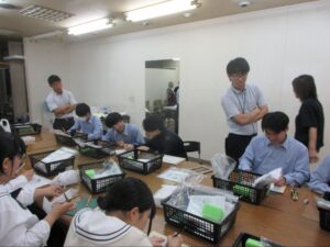 「アーティストレジデンス」の一環として行われたオリジナルTシャツ製作ワークショップの様子