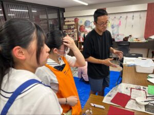 「アーティストレジデンス」の一環として行われた風鈴ワークショップの様子