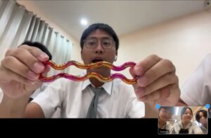 マジックを見せるタイの男子生徒