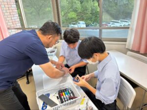 大黒さんから技術を教わる生徒たち