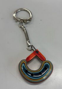 伝統技法「堆朱（ついしゅ）」とクスノキを用いて制作したオリジナルのキーホルダー