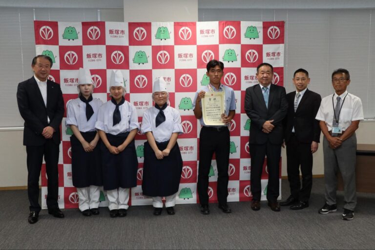 陸上部・製菓部が飯塚市長を表敬訪問