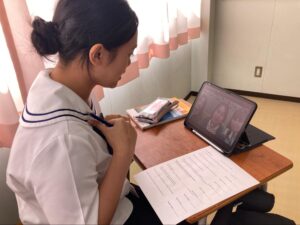 オンライン交流する女子生徒