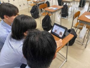 オンライン交流する3年生男子生徒