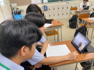 オンライン交流する3年生男子生徒