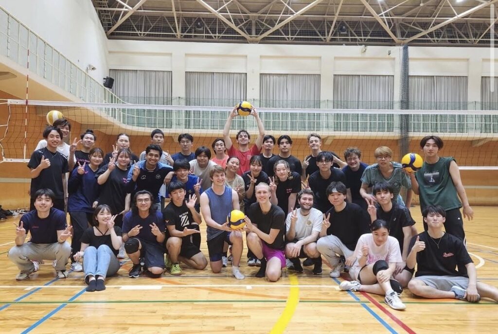 バレーボールサークルのメンバーと