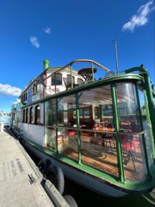 大きなガラス窓のある船