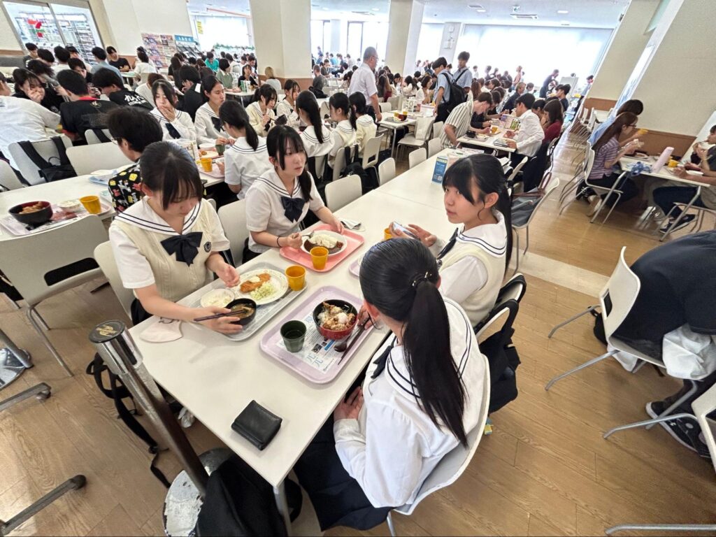 学内食堂での昼食タイム