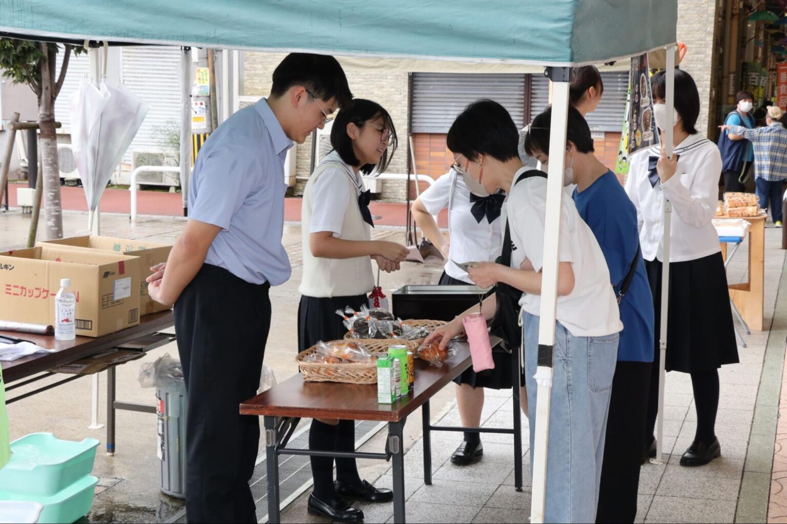 百縁市の様子