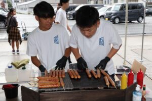 フランクフルトを焼く男子生徒