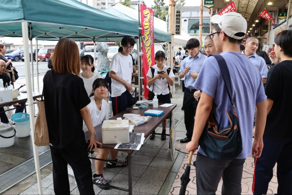 百縁市の様子