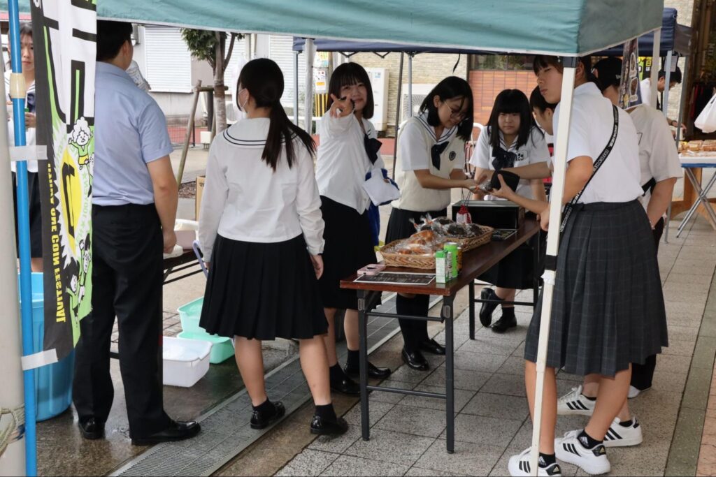 百縁市の様子