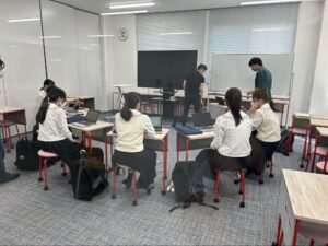 飯塚高校×九工大 情報工学部 連携授業の様子