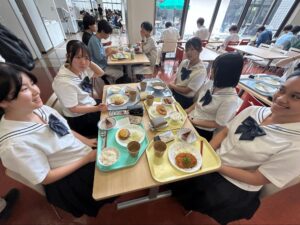 食堂での昼食風景