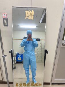 研究時に防護服を着用した姿