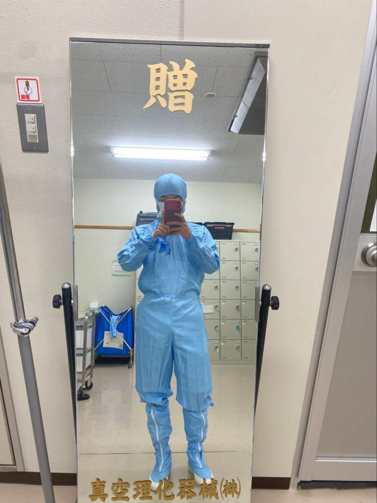 研究時に防護服を着用した姿