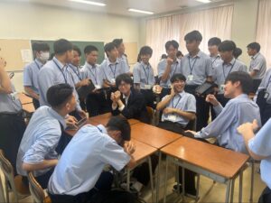 2年3組の生徒と留学生