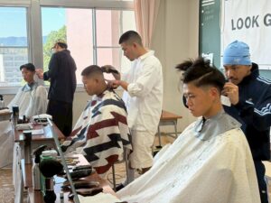 ヘアカットしてもらう男子生徒